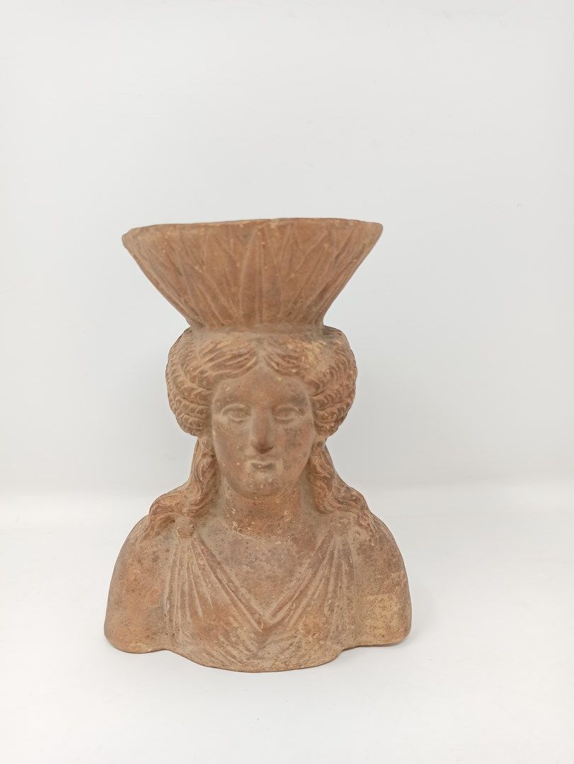 Null 女性半身像，身穿chiton，戴着一个大的lotiform皇冠，两绺头发落在肩上。

香水燃烧器。

希腊化风格的罗马艺术

H.17.5厘米