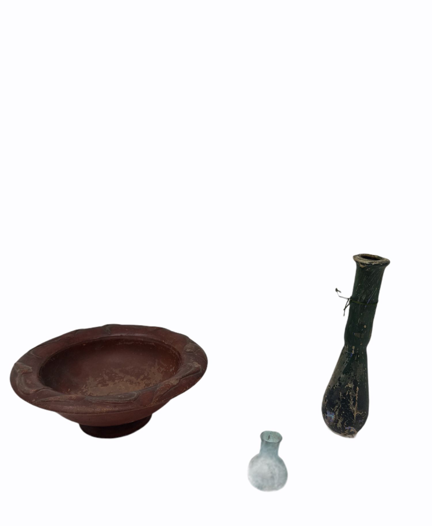 Null 拍品包括一个用Barbotine装饰的Marli杯和两个Balsamaires，其中一个是微型的。

赤土和彩虹色的蓝玻璃。

罗马时期，1-2世纪
