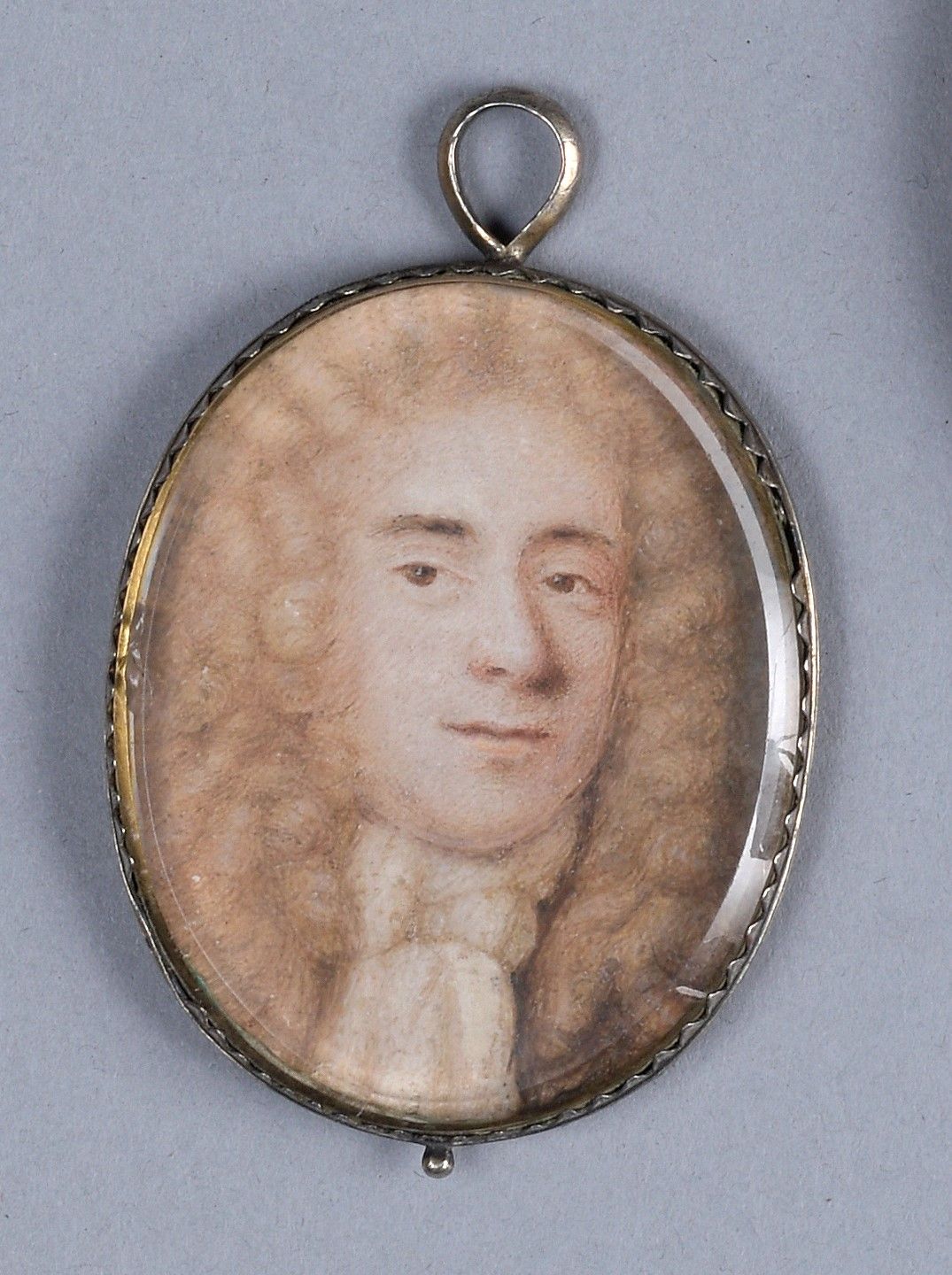 Null 英语学校

18世纪前四分之一

一个戴着浅色长假发的优质男子的肖像，假发上有下垂的滚筒，打着蕾丝领带。

牛皮纸上的椭圆形微型画，装在一个现代框架中&hellip;
