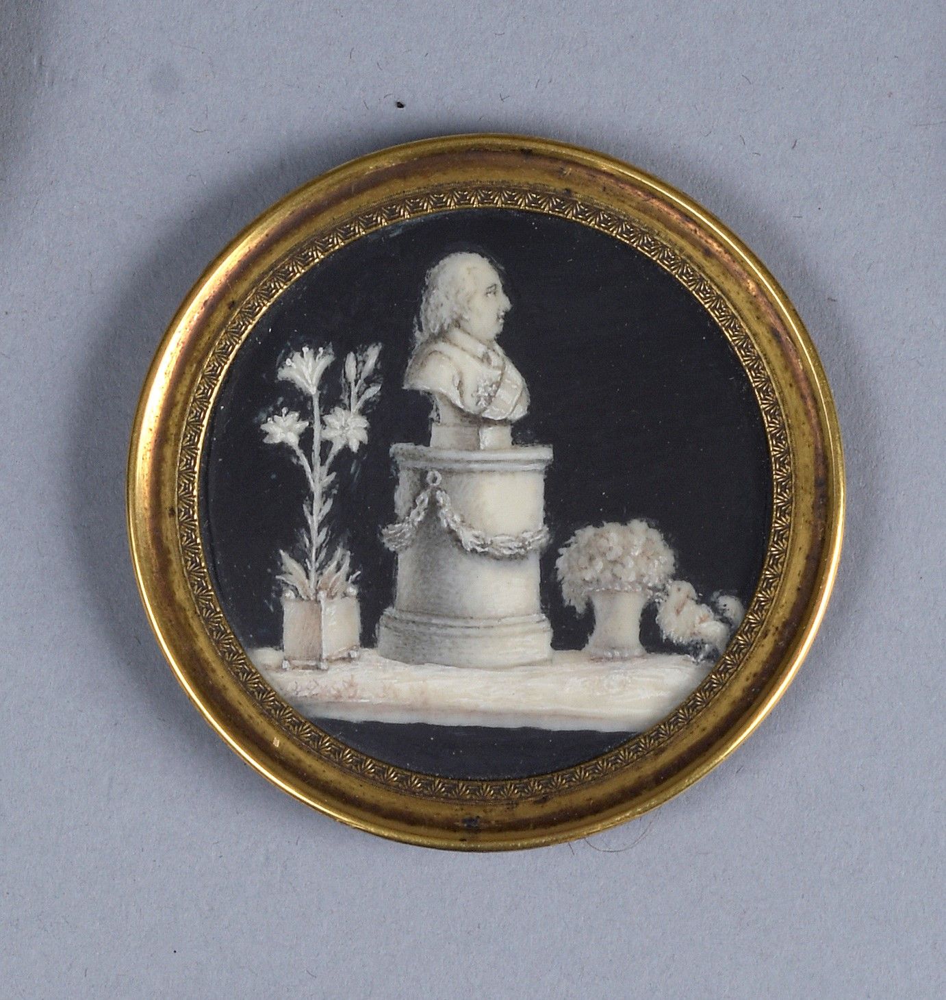 Null 法国学校 大约1795年

推测为路易十六的半身像，戴着假发和圣灵勋章的大绶带（？

半身像被放置在一个饰有花环的截形柱子上，在一个饰有一盒花和一个花&hellip;