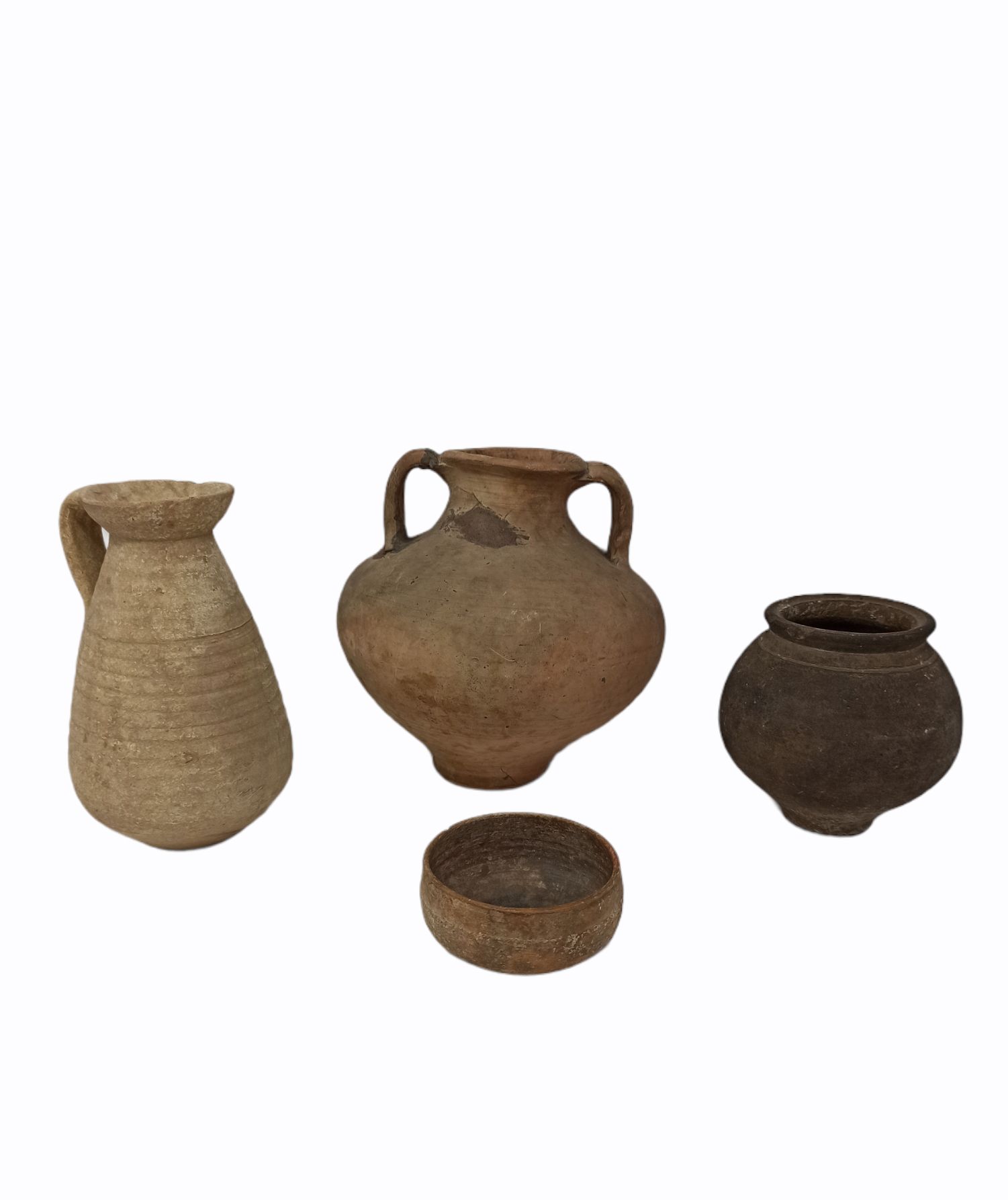 Null 拍品包括一个碗和一个球状体的骨灰盒，一个梨形体的壶和一个有两个手柄的罐子。

普通赤土和一个手柄粘在后面。

罗马艺术

H.5厘米 - 12厘米 -&hellip;