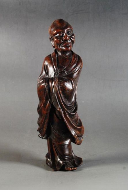 Null 中国 - 20世纪初

罗汉的雕像站在木雕中，袖子在衣服的两侧。裂缝，已恢复）。

高：26.5厘米