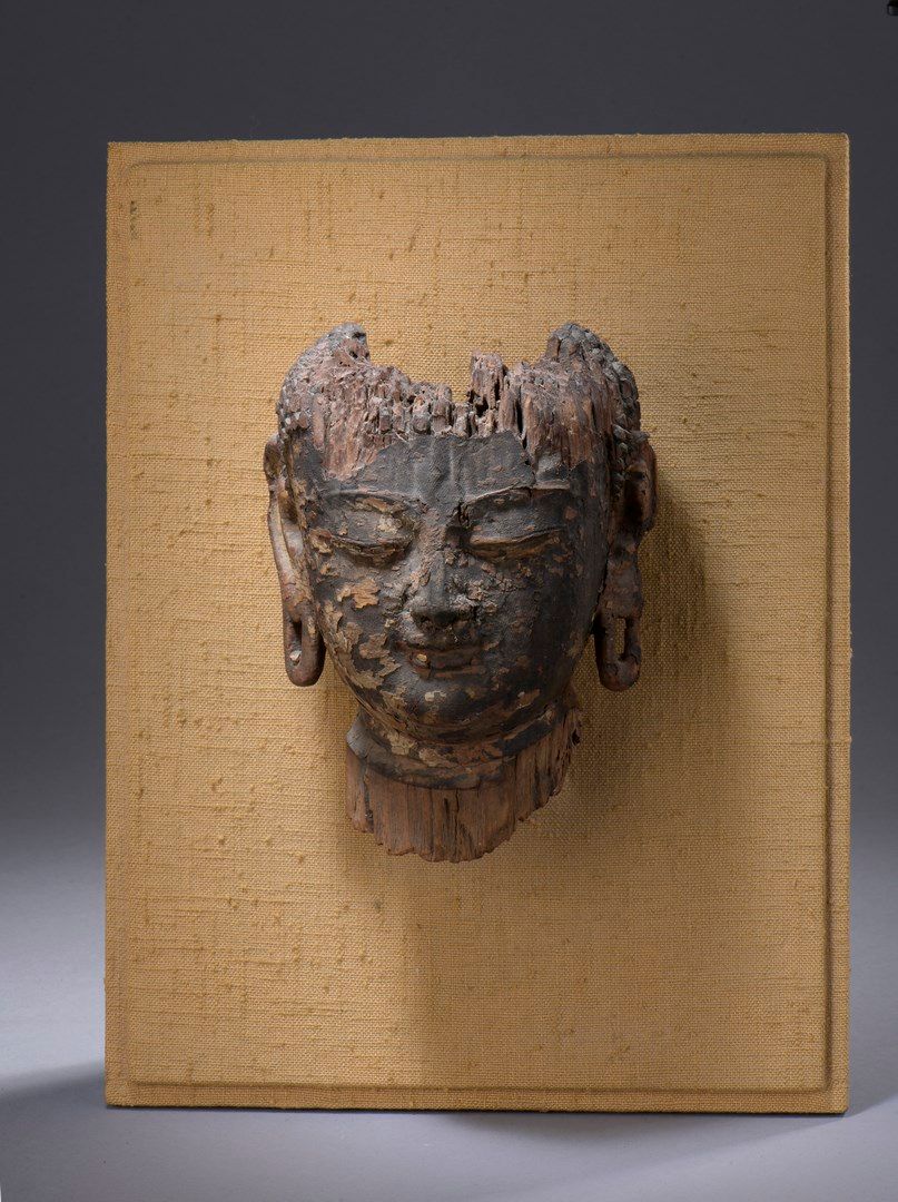 Null 中国 - 明代 (1368 - 1644)

脸上有金漆丝绸痕迹的木头头像，佛祖半睁着眼睛勾勒出微微的笑容。

虫洞）。)

高度：19厘米。

固定&hellip;