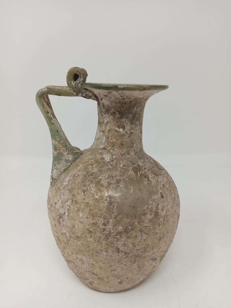 Null 带丝带手柄的花瓶，宽横唇

五彩玻璃。恢复身体。

东方。

公元3世纪