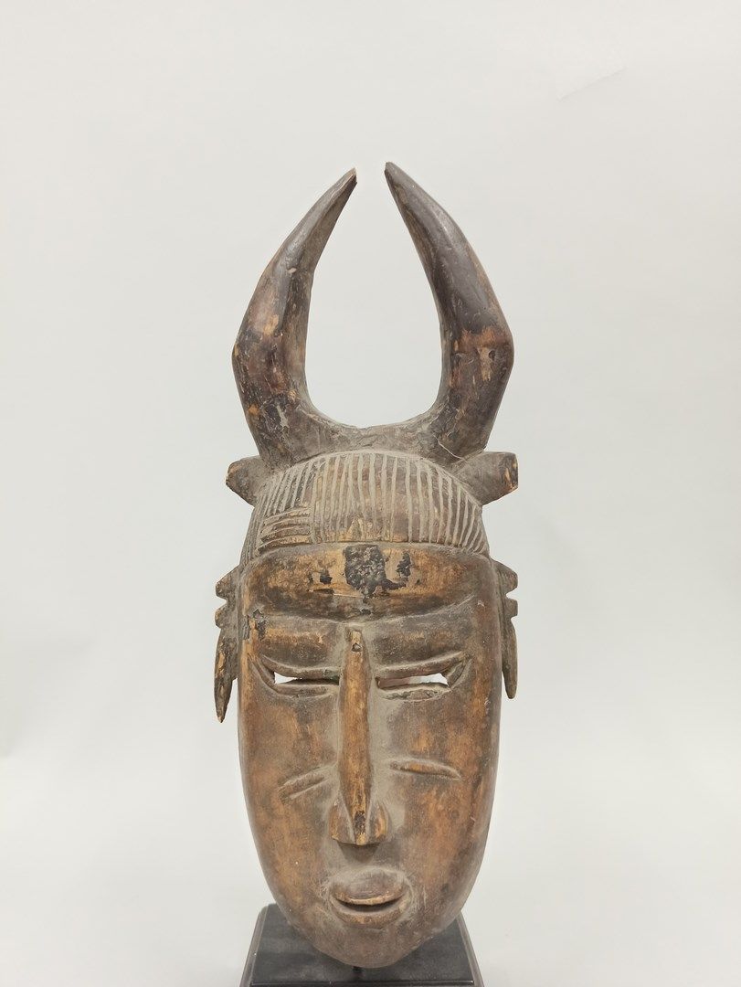 Null Petit masque Sénoufo (Côte d’Ivoire)

Patine brune

H.: 35 cm