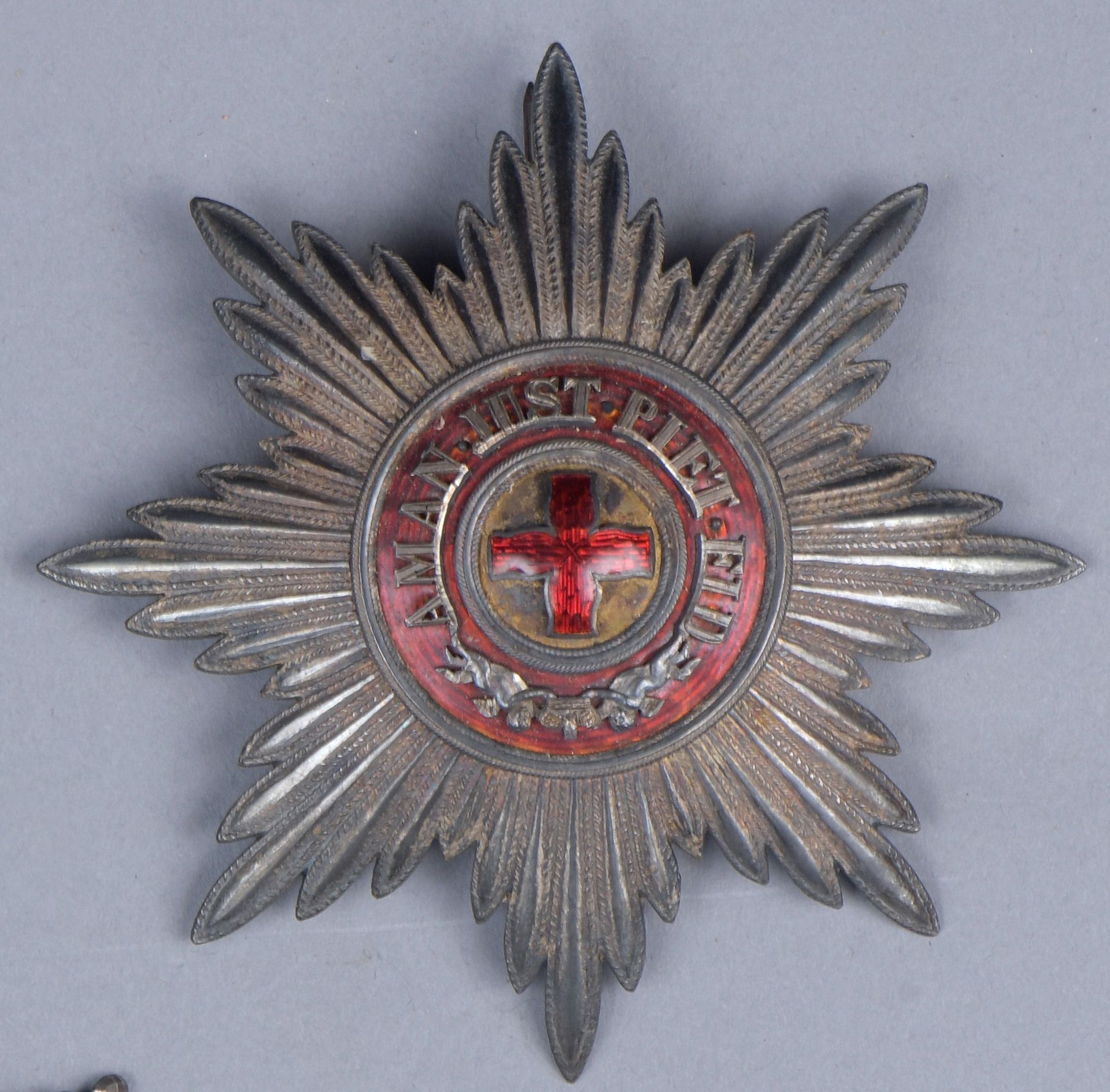 Null 圣安妮帝国勋章一级牌匾，"Kochochnik 84"，带有珠宝商KEIBEL的标记。

银和vermeil。

直径 : 9 cm - 毛重 : 4&hellip;