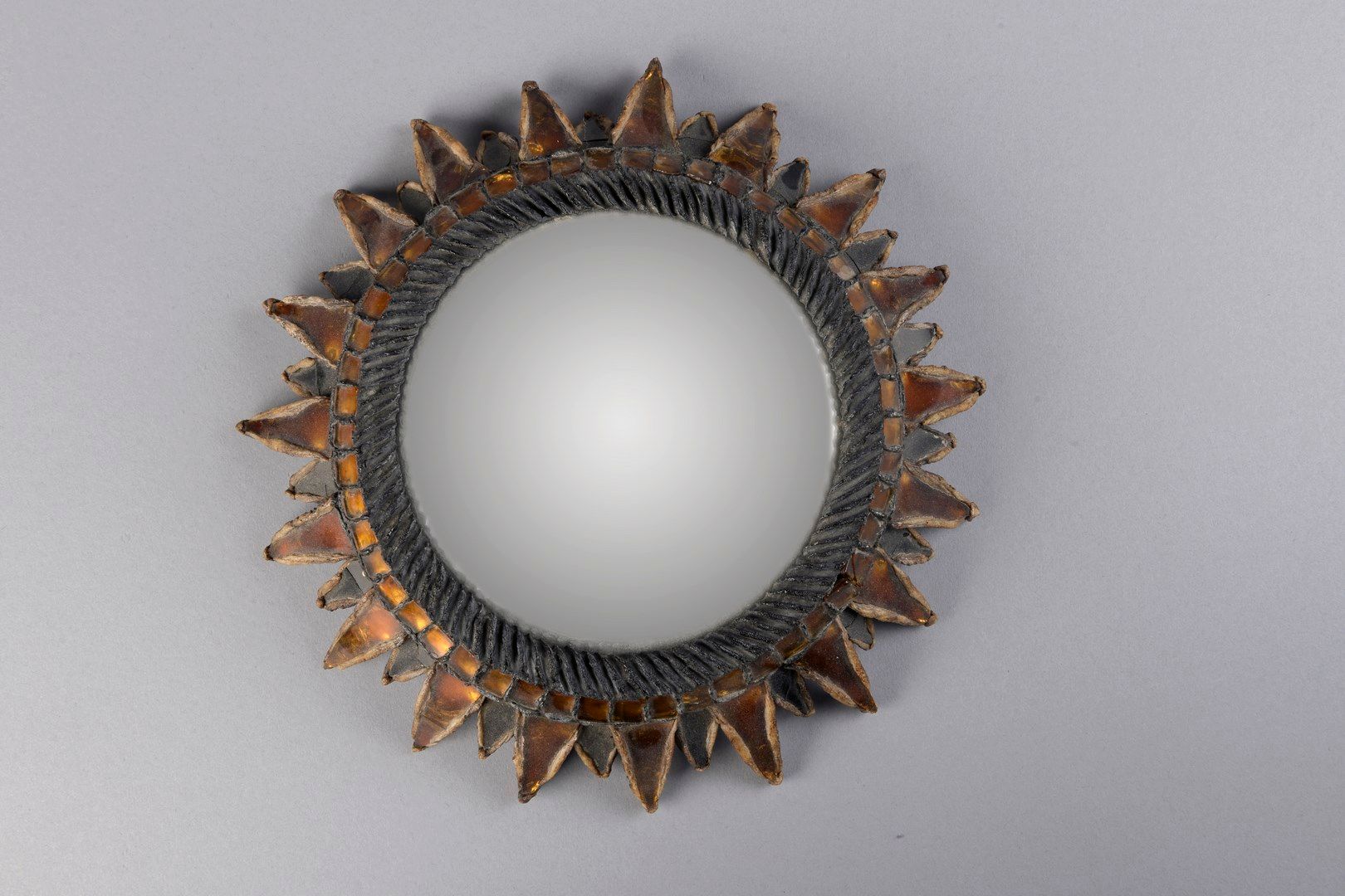 Null 沃特林线(1913-1997)

尖顶的太阳N°1。

Talossel的女巫镜和琥珀镜的碎片。

签名。

直径：21.5厘米



参考文献：Pa&hellip;