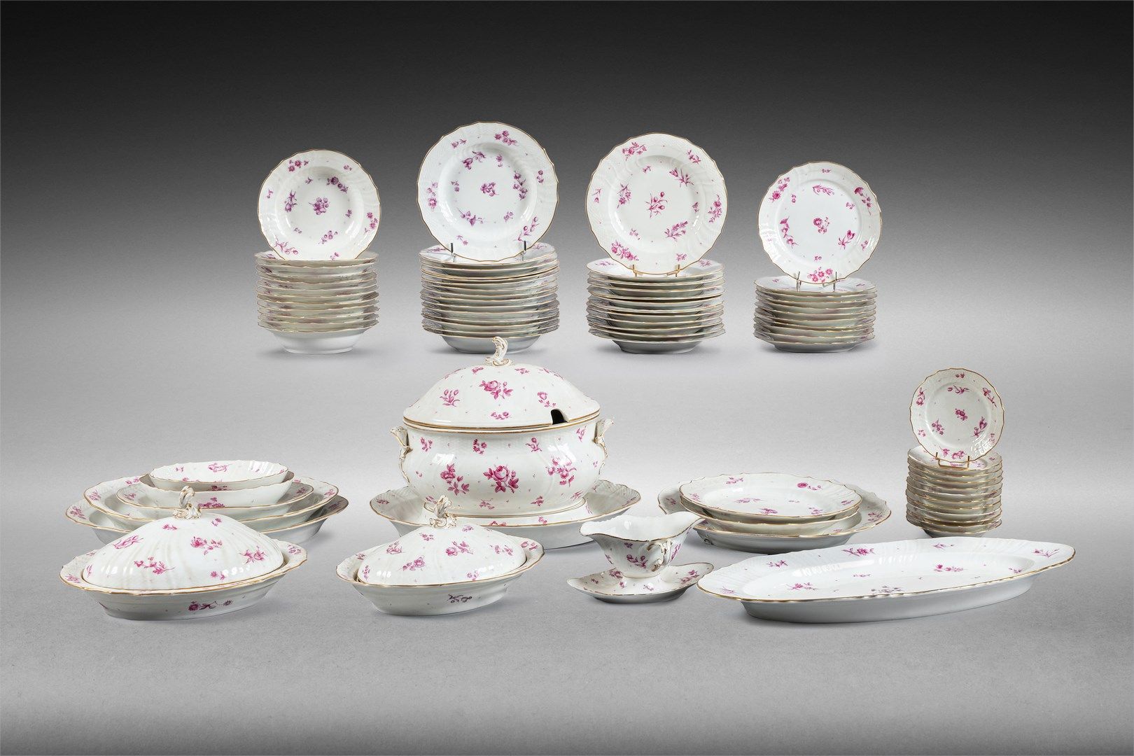 Null 希腊国王乔治一世餐桌的瓷器服务。

很好的一套75件，装饰有粉红色的花纹，边上有金色的网。由12个餐盘（直径：25.5厘米）、15个汤盘（直径：25.&hellip;