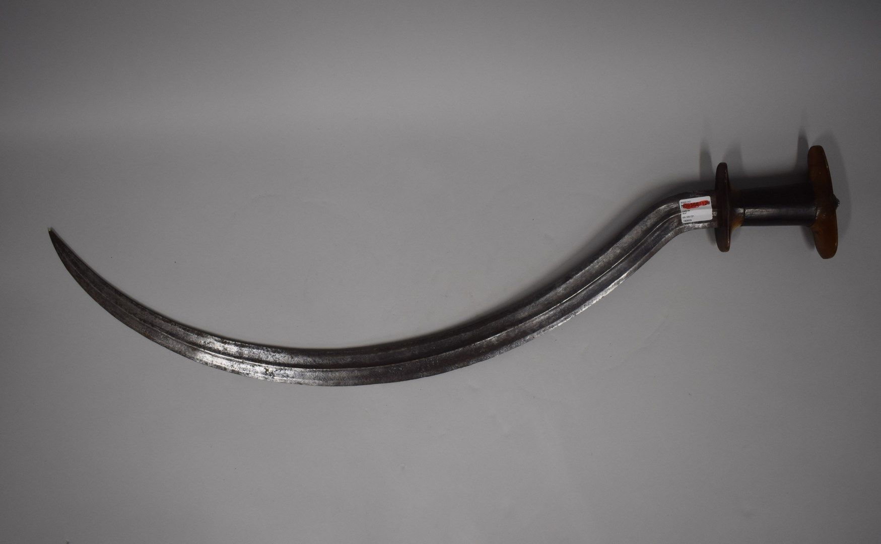 Null 弯曲的剑，刚果民主共和国

牛角手柄，经过精细的抛光处理

小事故

H.82厘米