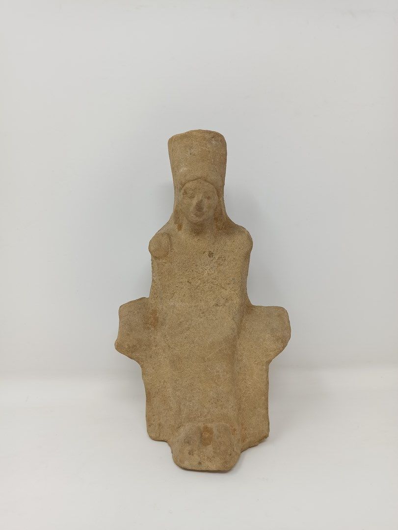 Null 携带卡拉索斯的坐着的披头士形象

米色赤土。

西西里车间？

6世纪末至5世纪初。

H.21.5厘米