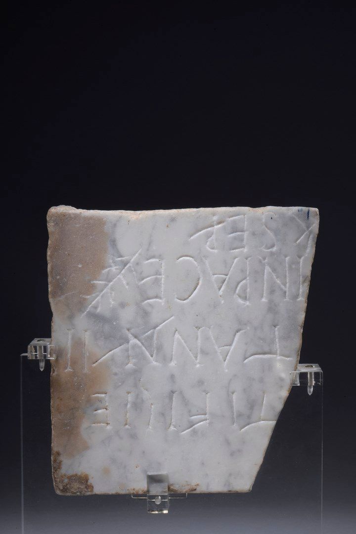 Null Fragment d’élément architectonique mouluré, gravé d’une inscription 

de de&hellip;