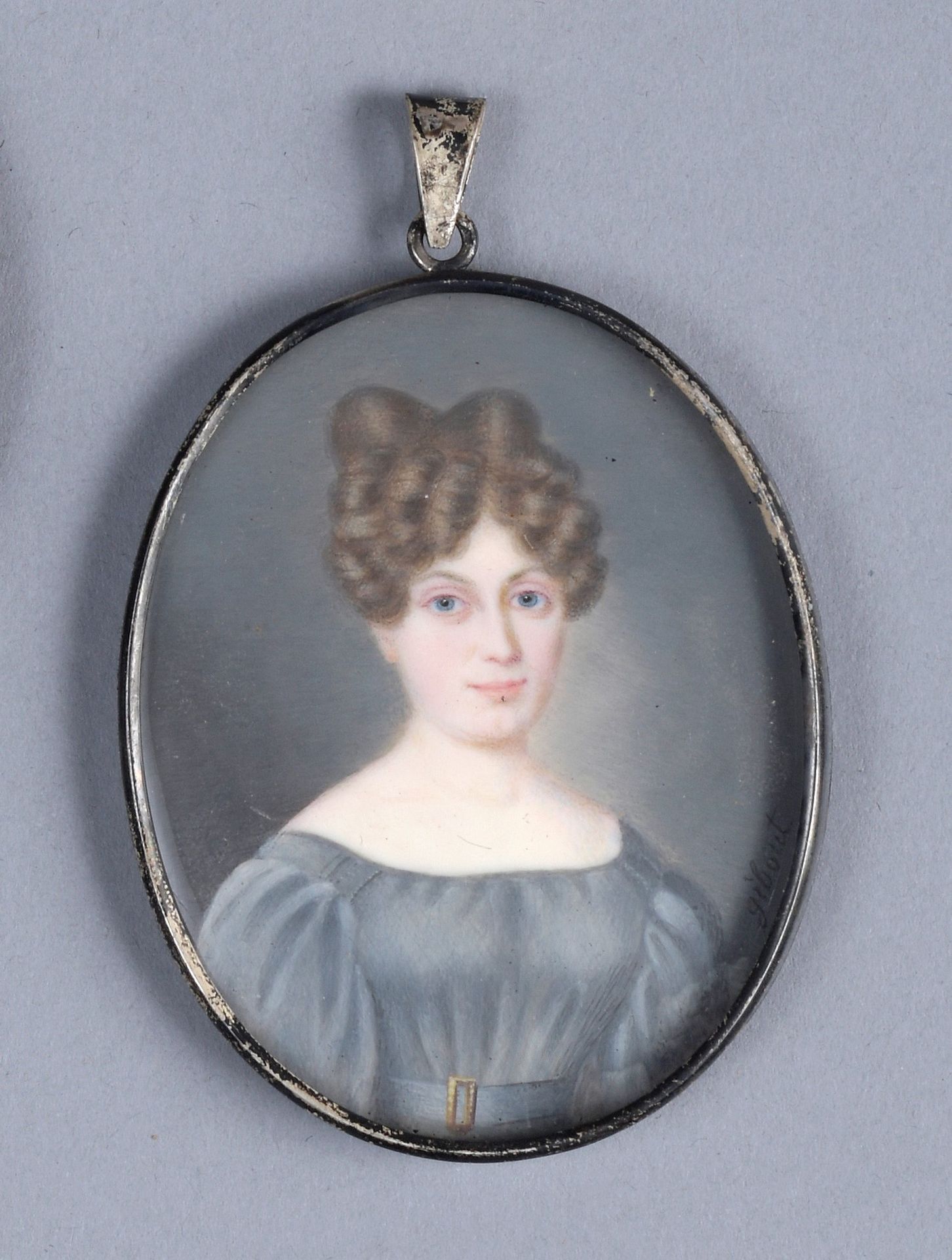 Null GIBOUT

19世纪上半叶活跃在梅斯。

棕色和卷曲的头发和蓝色眼睛的女人的肖像。

椭圆形的微型画。

右侧签名：Gibout

H.8 cm &hellip;