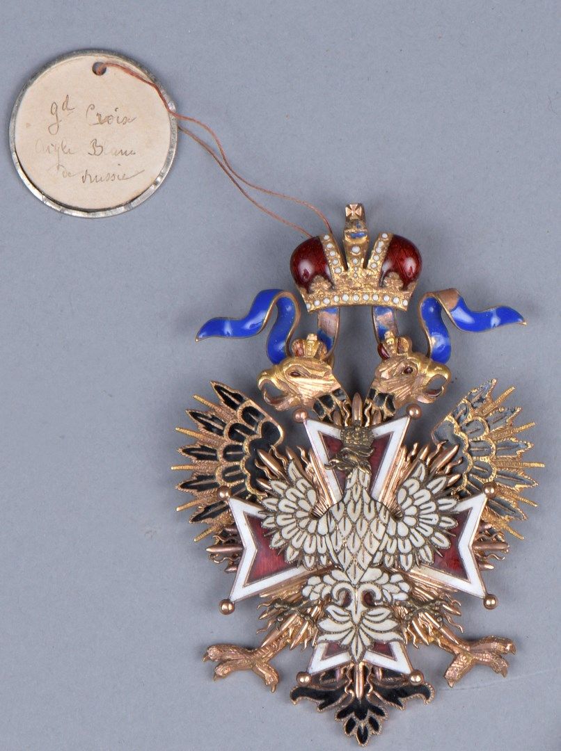Null 白鹰大十字勋章的珠宝，鹰腿和吊环上有 "Kochochnik 56 "和 "AK "标记，皇冠浮雕的珐琅质和背面的翅膀上有小的事故。

H.9厘米 -&hellip;
