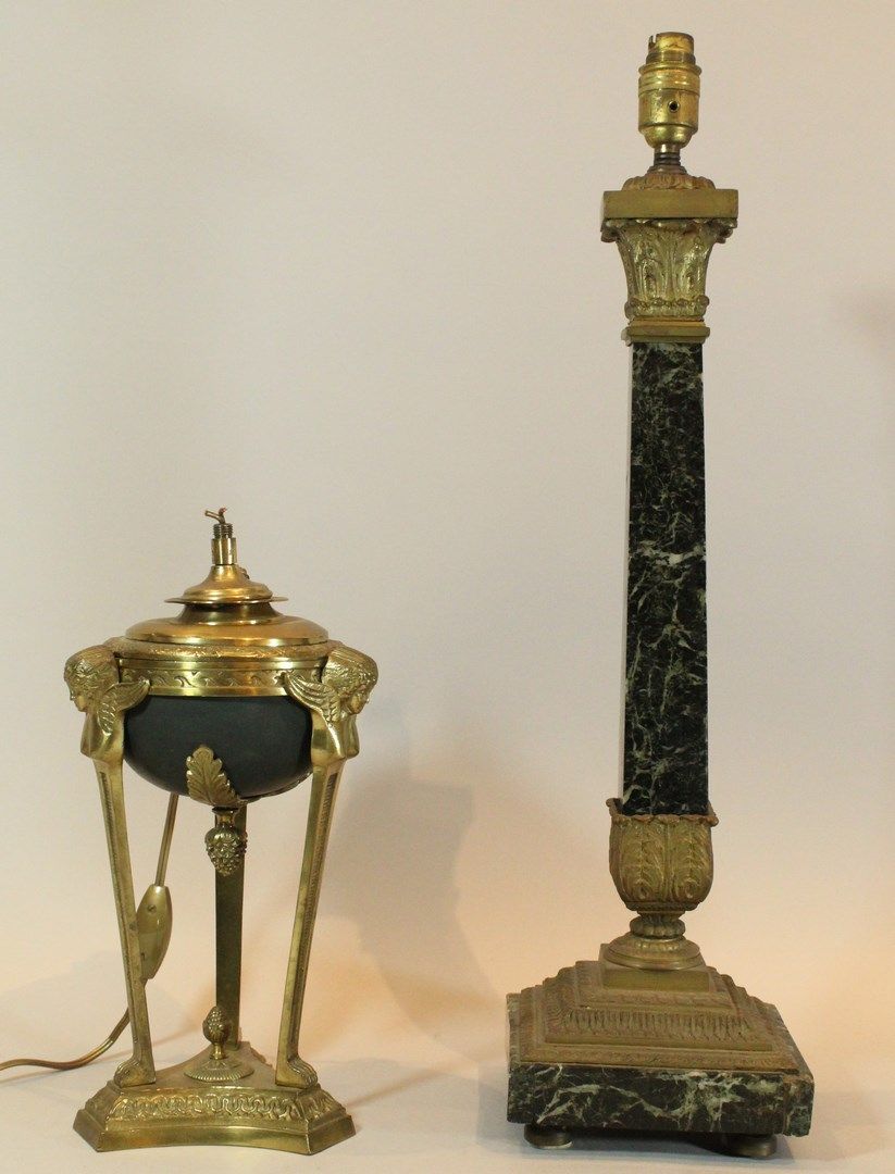 Null Deux pieds de lampe :

- l'une en forme d'oeuf en tôle et bronze doré au dé&hellip;