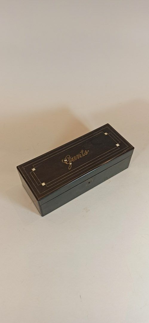 Null 手套箱为发黑的木头，镶嵌着珍珠母和铜丝，中间有 "Gants "的字样。

尺寸：8 x 26 x 10厘米