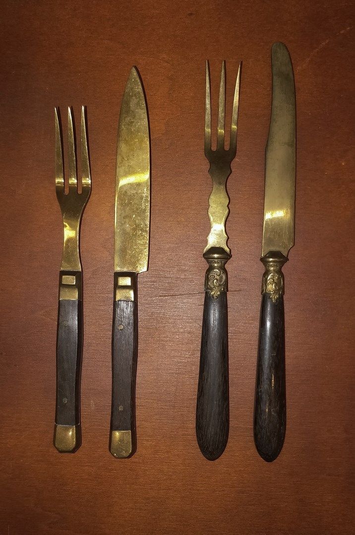 Null 一套两套的服务



一组果实。



六把刀，深色木柄，铜质刀刃。

六个配套的叉子。



另一个是奶酪的。



十把叉子和十把刀，木制和铜制。