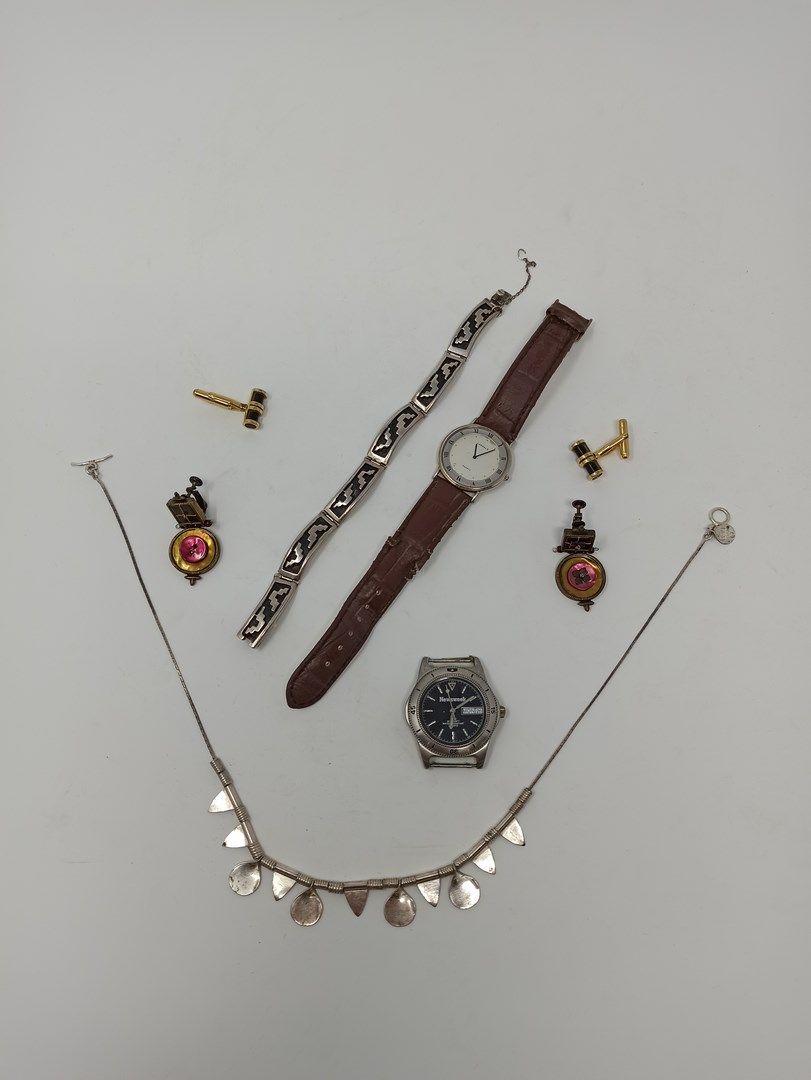 Null Los einschließlich:

- Silber Halskette

- Silber-Armband

- Paar Metall-Oh&hellip;