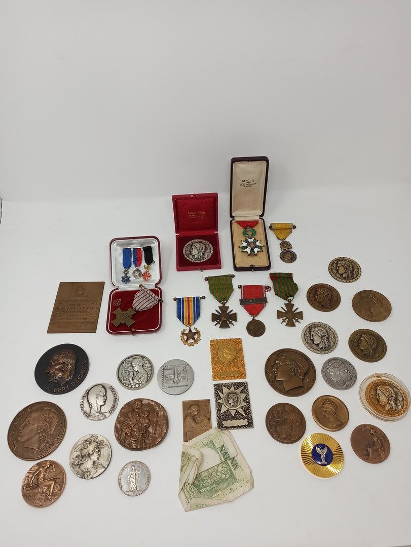 Null Lot of bronze medals and military medals
