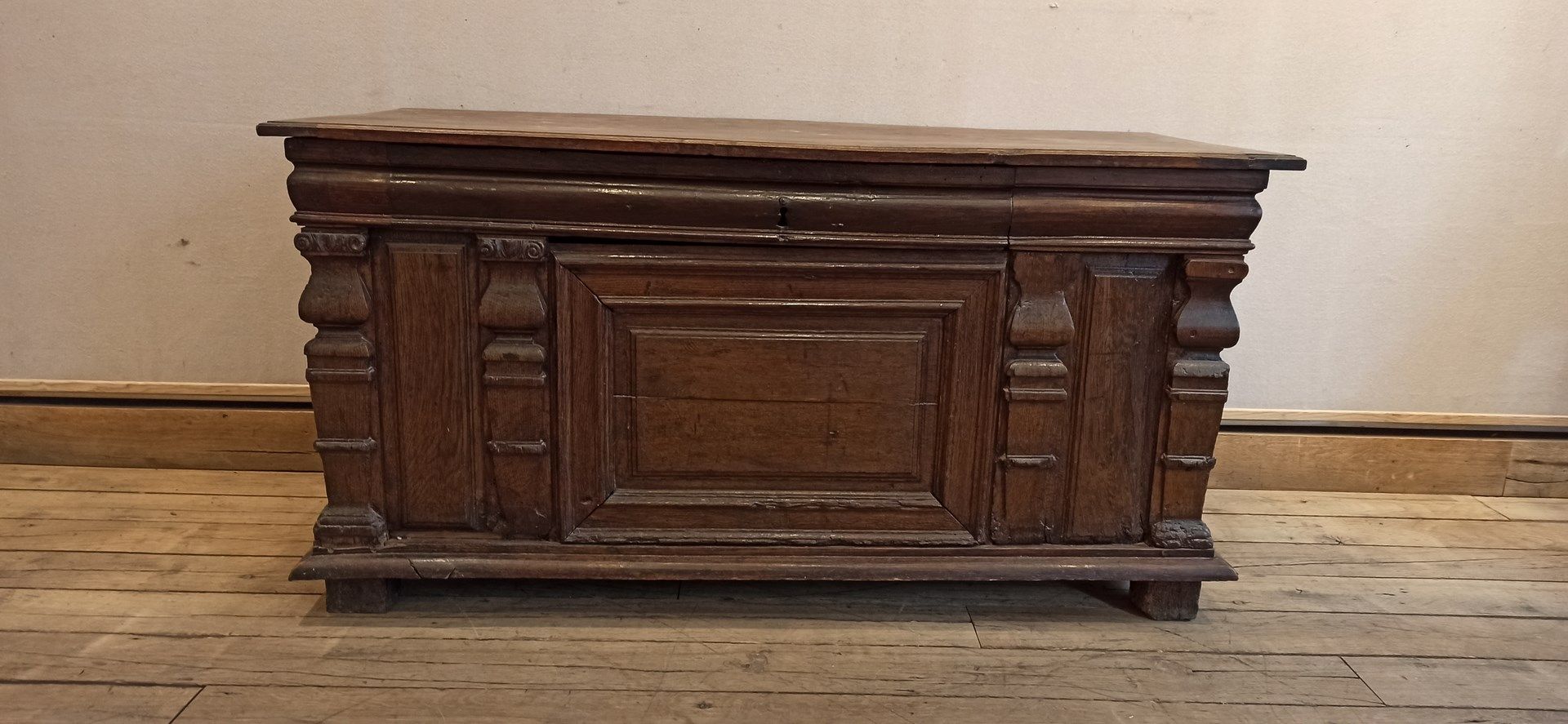 Null Natural wood chest with column decoration, one side missing