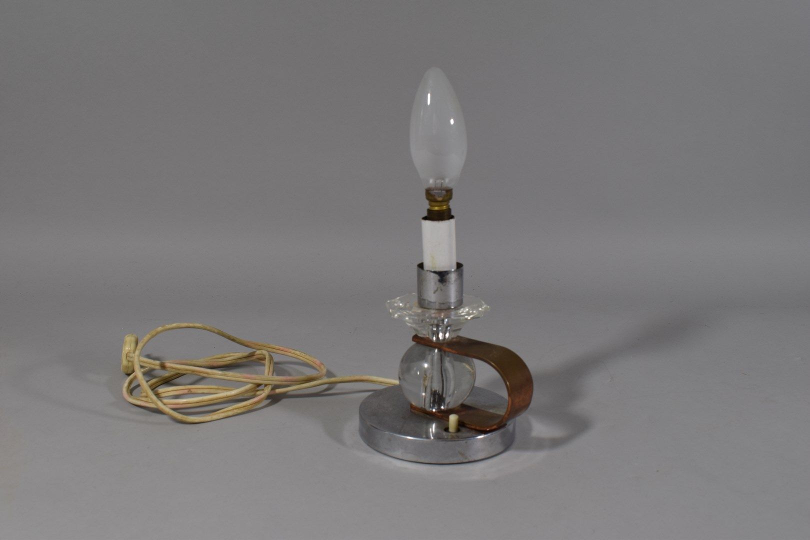 Null Kleine Lampe im Art Deco Stil aus Glas und versilbertem Metall

Gebrauchssp&hellip;