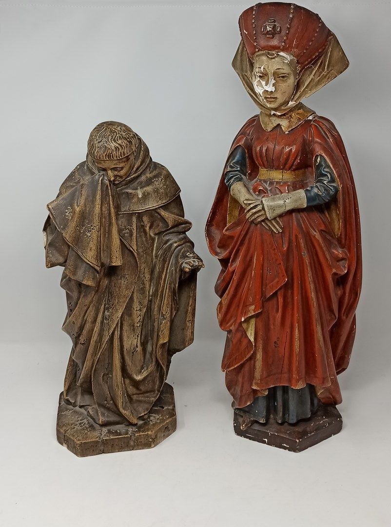 Null 一套两个人物雕塑，一个代表僧侣，另一个代表穿着中世纪服装的妇女。

高：25厘米 - 高：。 35厘米

事故和丢失的零件