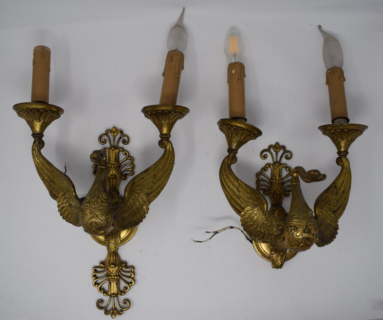 Null 两个帝国风格的壁灯，天鹅颈

青铜色，带有金色的铜锈。

磨损和氧化

高36厘米，不含灯泡