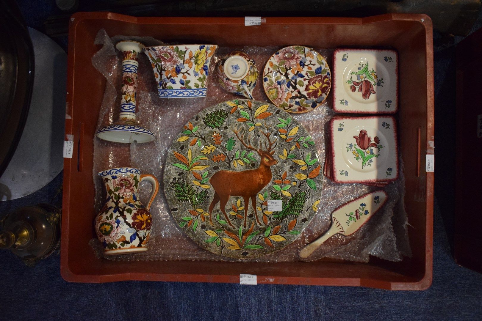 Null MANETTE : GIEN的一套陶器作品。

朗布依埃模型：带雄鹿的盘子（1938-1960年期间）。直径：34.80厘米。

活体模型：花盆（19&hellip;