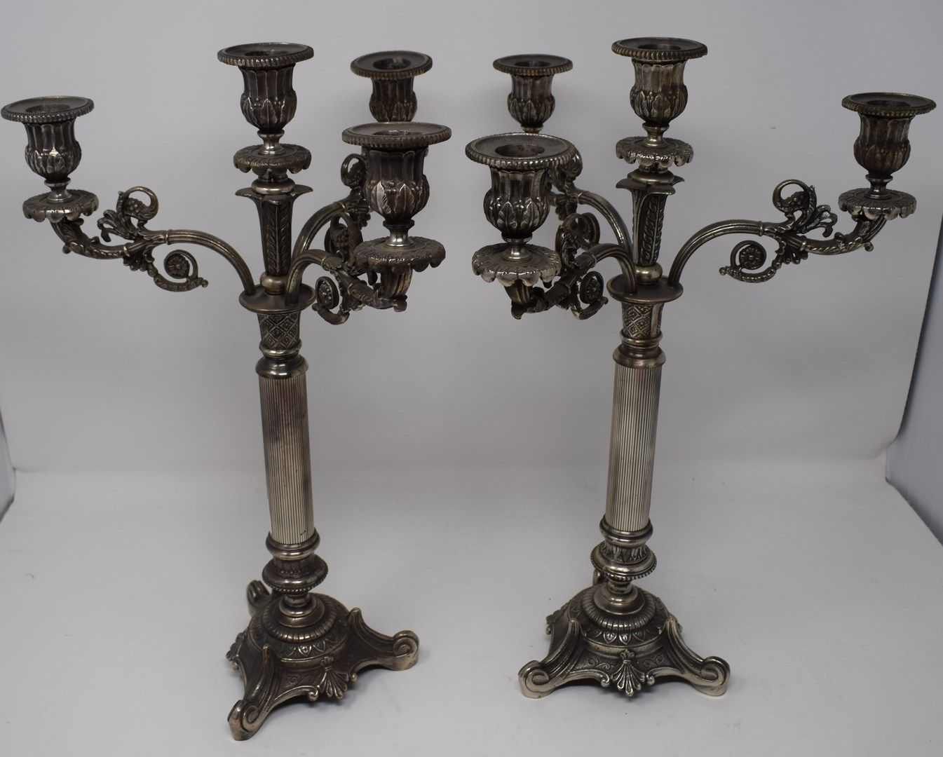 Null Paire de chandeliers

Bronze argenté, à décor de rinceaux, palmettes et feu&hellip;