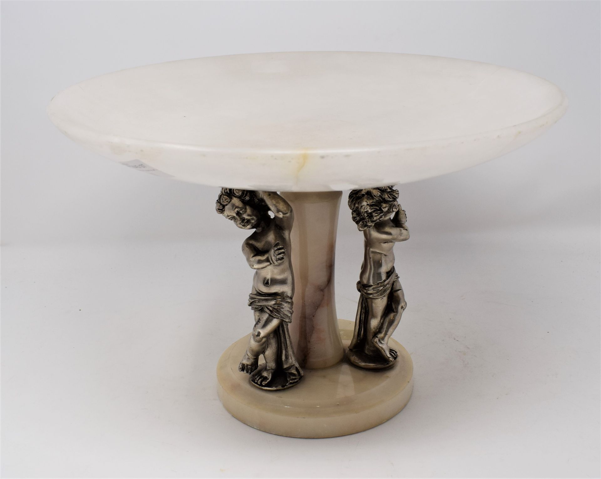 Null Cup in alabaster and cherubs in silver resin.

H24cm 

diameter : 35cm