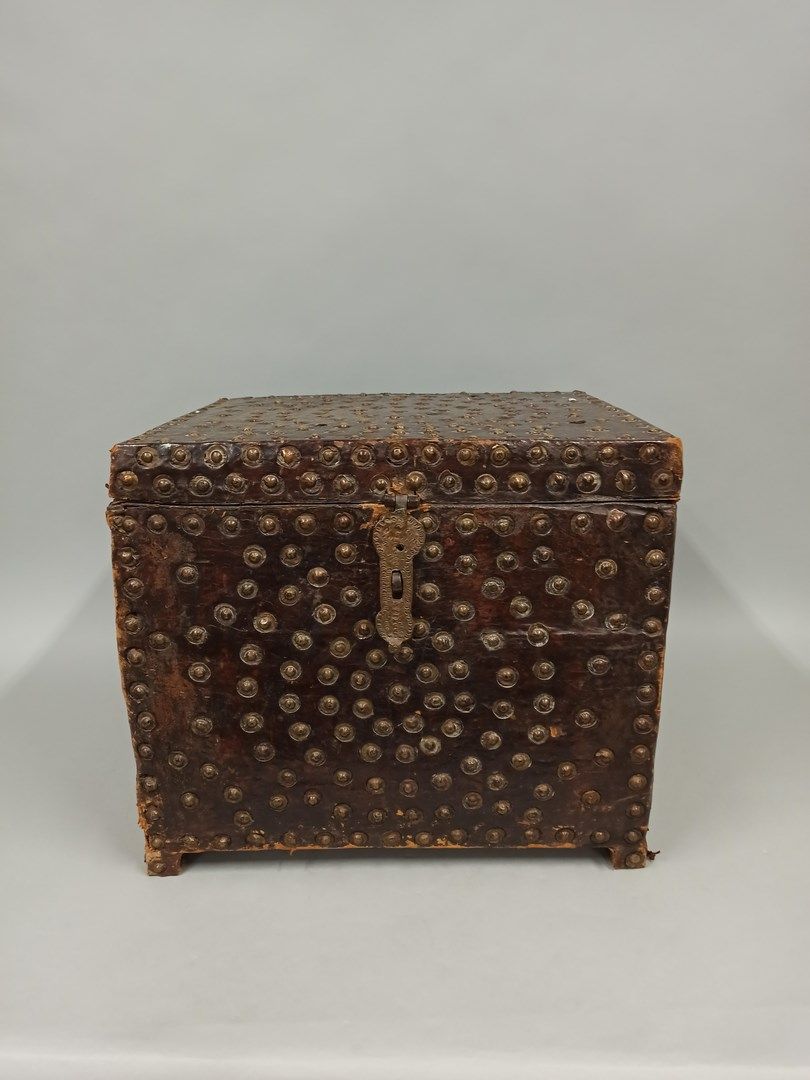 Null 方形箱子上覆盖着皮革和钉子的装饰。

摩洛哥，约1920/1930年。

41 x 48 x 39 厘米