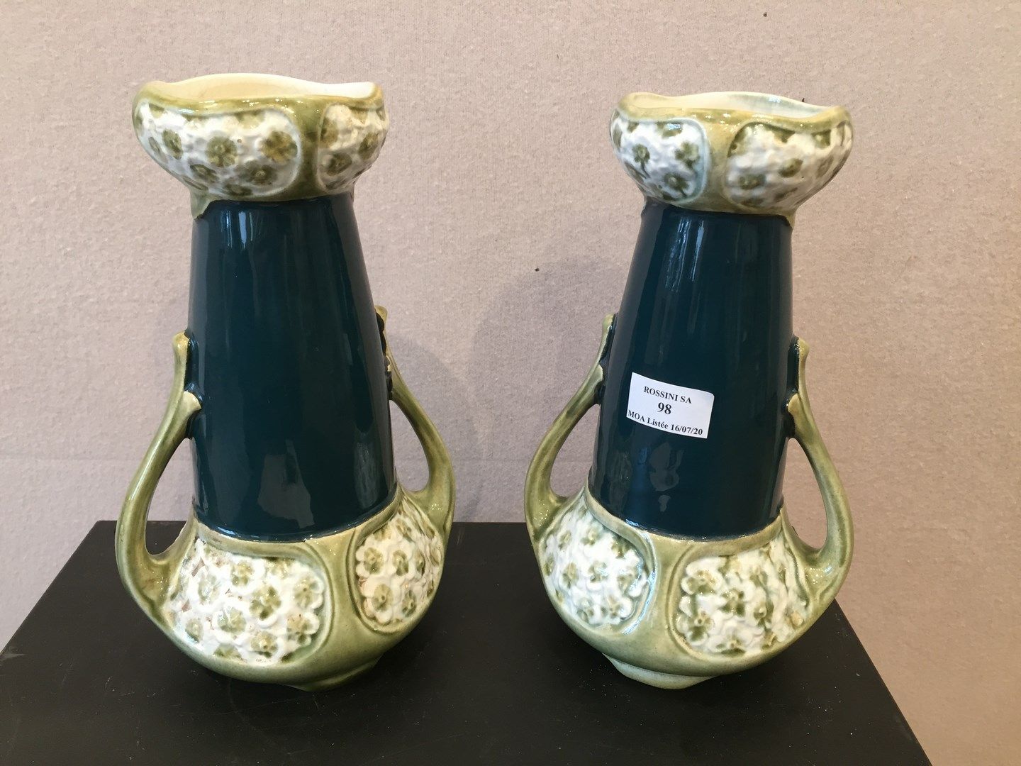 Null GUSTAVE DE BRUYON

Paire de vases en faience, 

H. : 27.5 cm