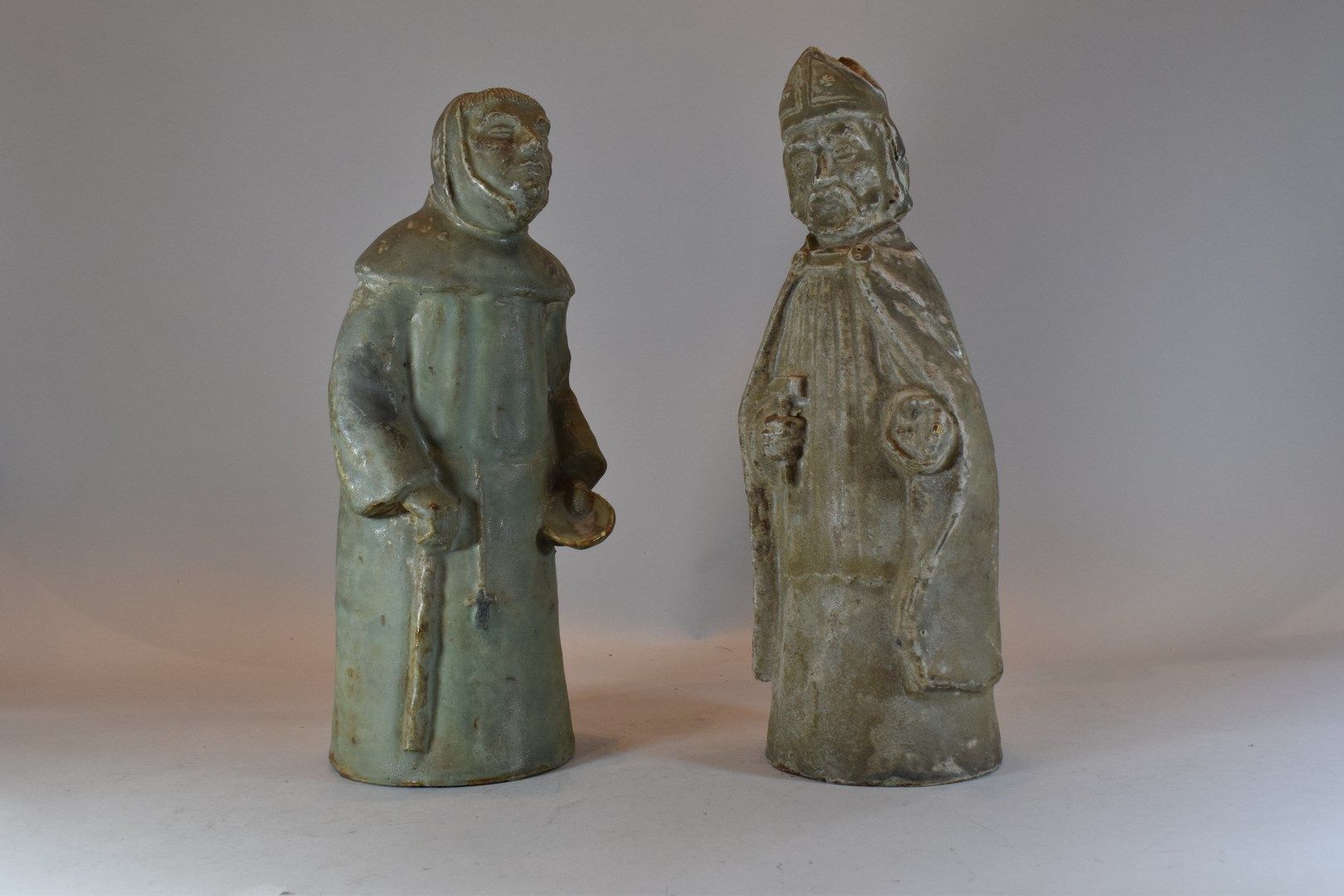Null Vescovo e monaco in pietra arenaria



H. 39,5 cm e 41,5 cm
