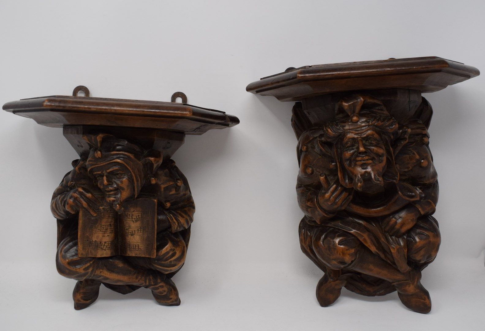 Null Wall lights in natural wood with grotesque figures 

German work, around 19&hellip;