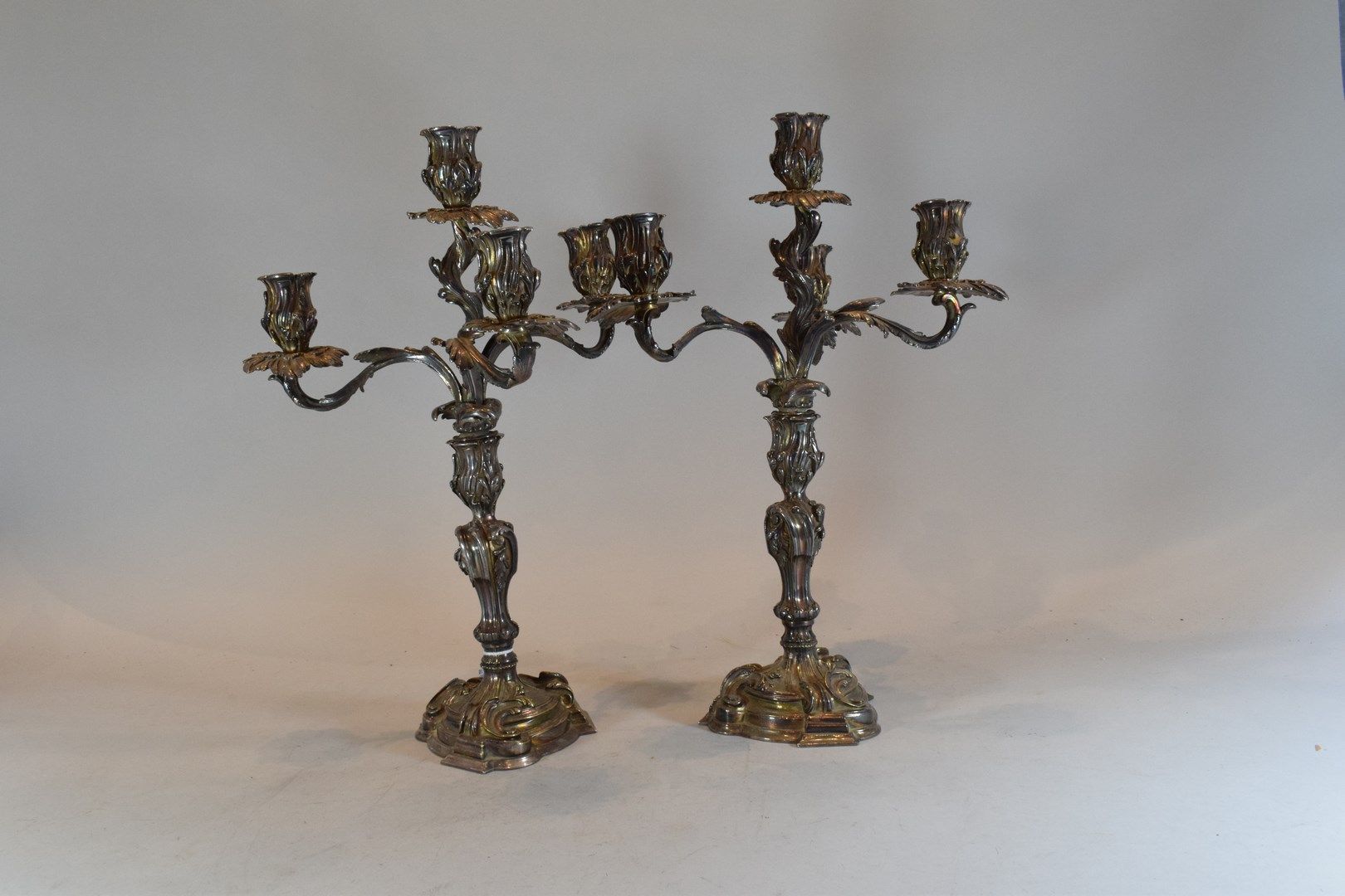 Null Paar Rocaille-Leuchter im Stil Louis XV aus versilbertem Metall mit fünf Li&hellip;