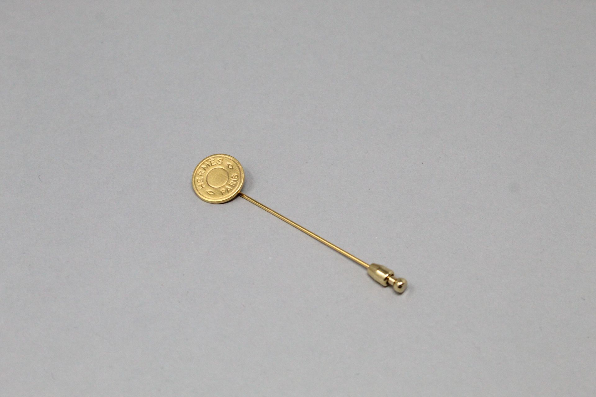 Null HERMES Paris

Gilt metal lapel pin. 

It bears the inscription "HERMES PARI&hellip;