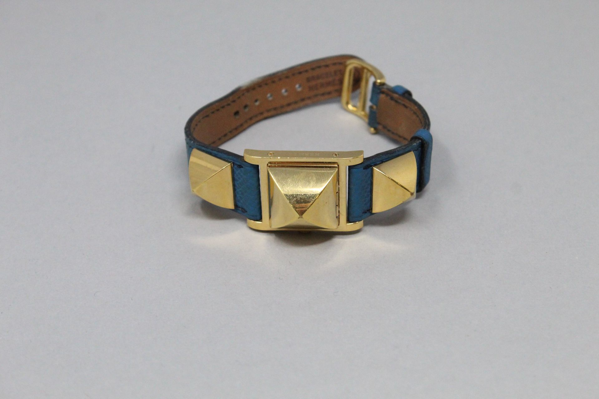 Null HERMES 

Reloj de pulsera de señora, caja cuadrada de metal dorado, esfera &hellip;