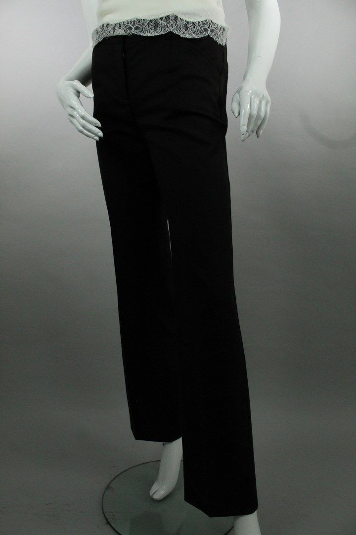 Null 
DOLCE & GABBANA 
黑色羊毛混纺直腿袜裤，前面有两个狭长的口袋，后面有两个带纽扣的井字口袋。 
尺寸：38