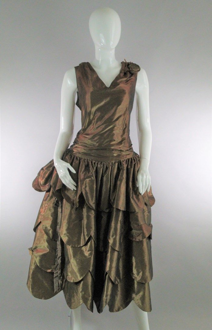 Null 弗朗索瓦-塔马林

古铜色莫德塔夫绸的时尚礼服。

裙子上有4排扇形褶皱，胸前有垂线。

后面的封口有轻微的磨损。

衣服内侧有明显的爪子。

尺寸：&hellip;