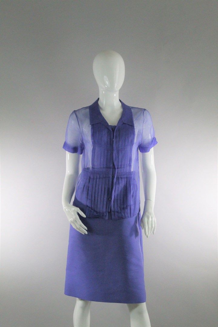 Null CELINE



紫色棉和丝混纺套装，包括一件短袖欧根纱上衣，领口有电镀褶皱和几何缝制细节，纽扣和褶皱，以及一条略微外翻的塔夫绸裙子，上面点缀着腰带&hellip;