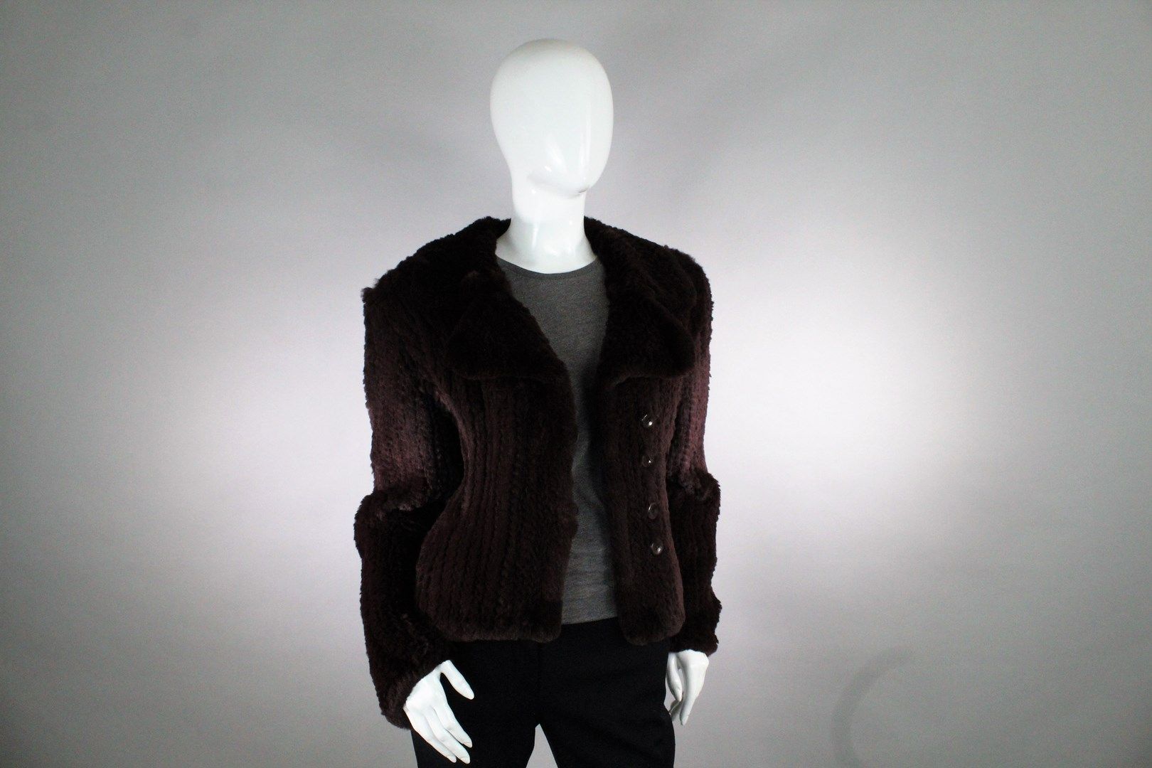 Null VERSUS VERSACE 



Short jacket in plum rabbit fur with elasticated central&hellip;