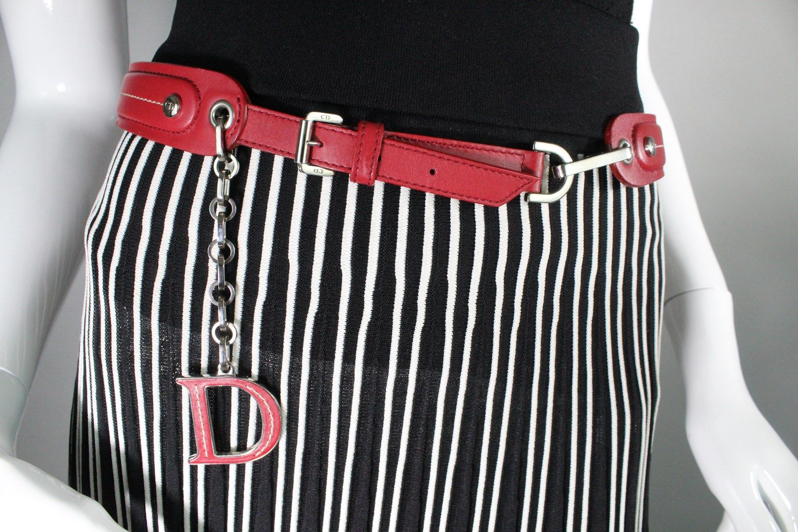 Null CHRISTIAN DIOR 



Belt in smooth red leather and silver-plated metal. 

De&hellip;