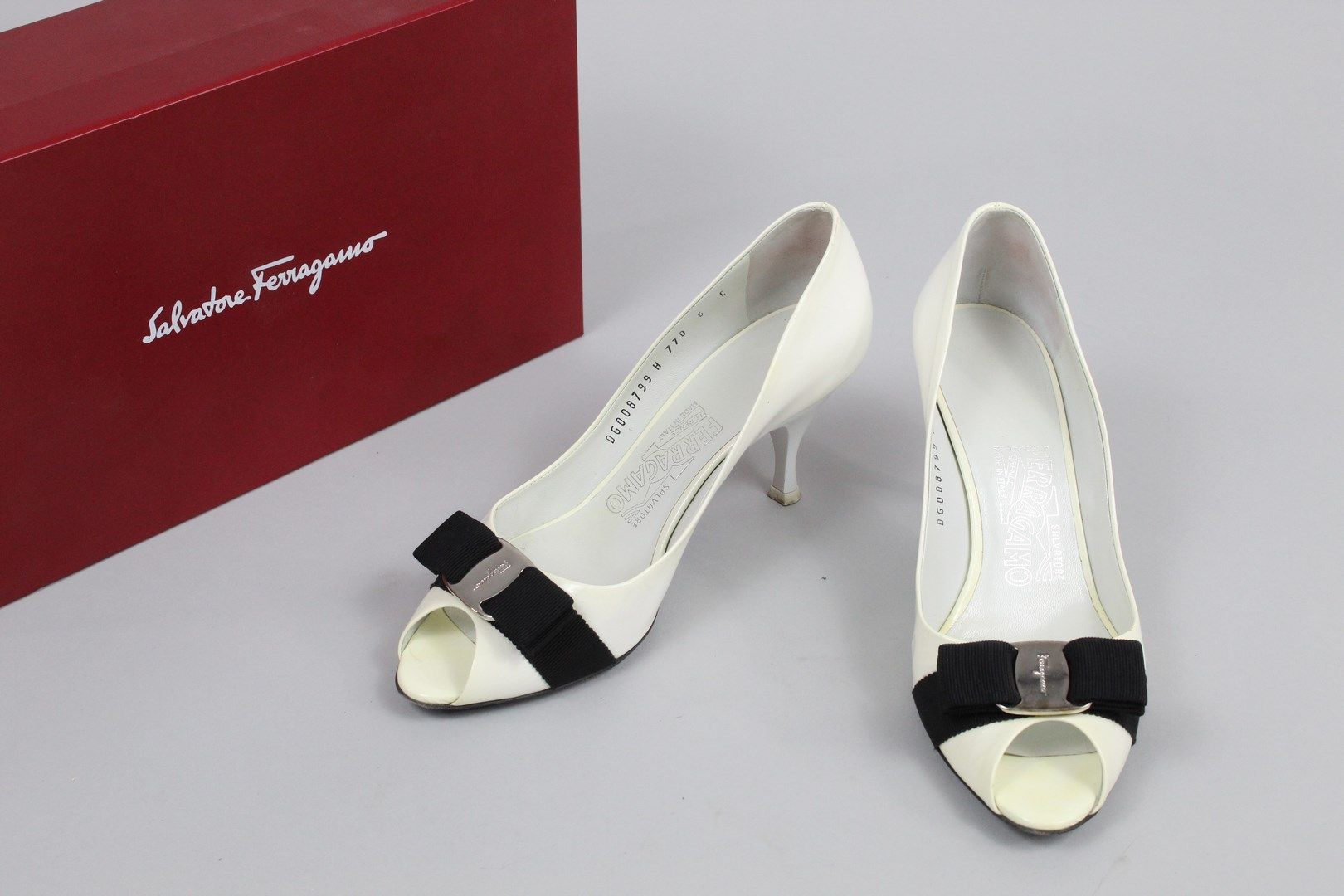 Null SALVATORE FERRAGAMO



Pair of white glacé leather pumps open at the toe an&hellip;