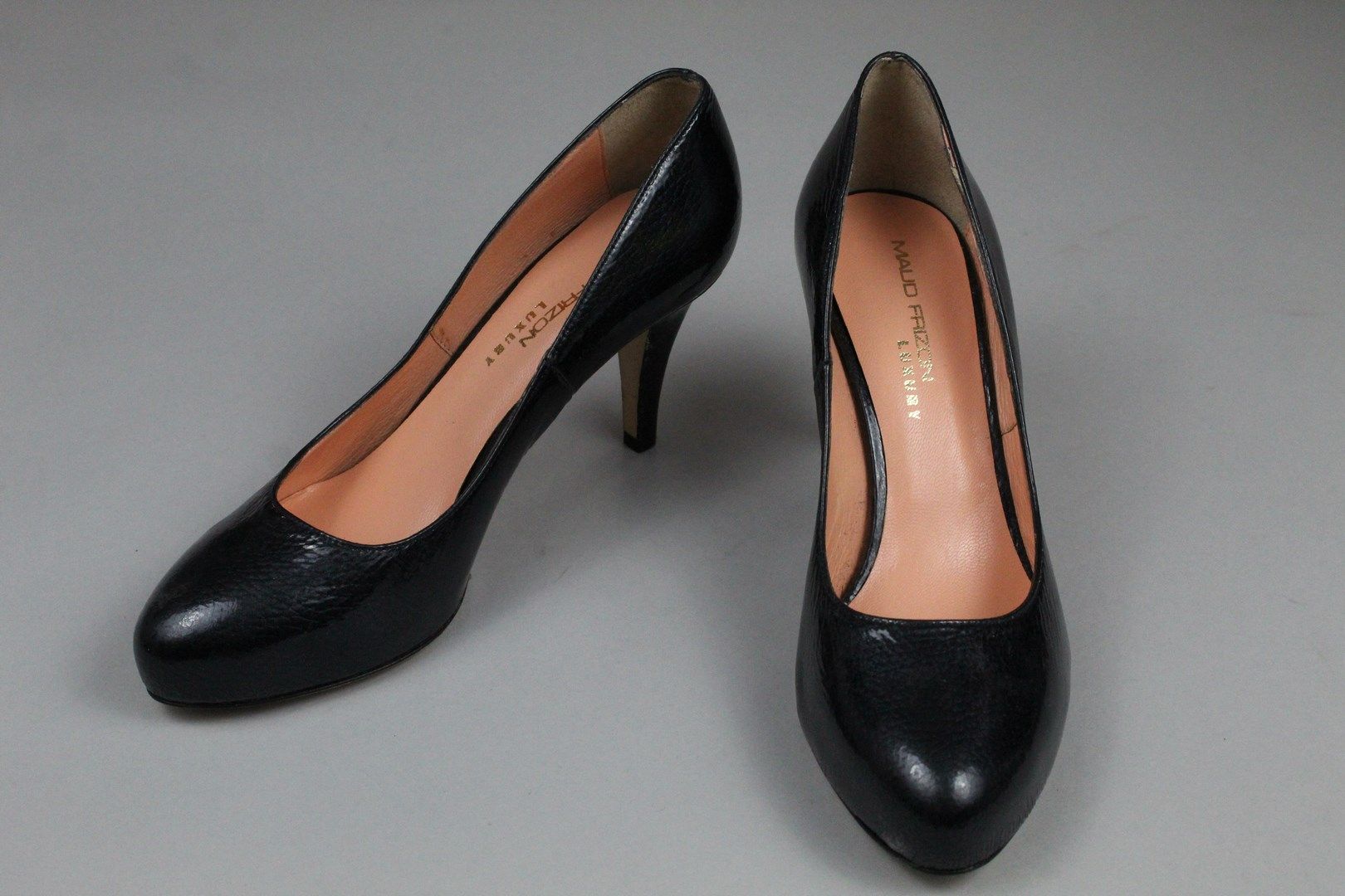 Null MAUD FRIZON



Pair of navy patent leather pumps, covered heels, leather so&hellip;