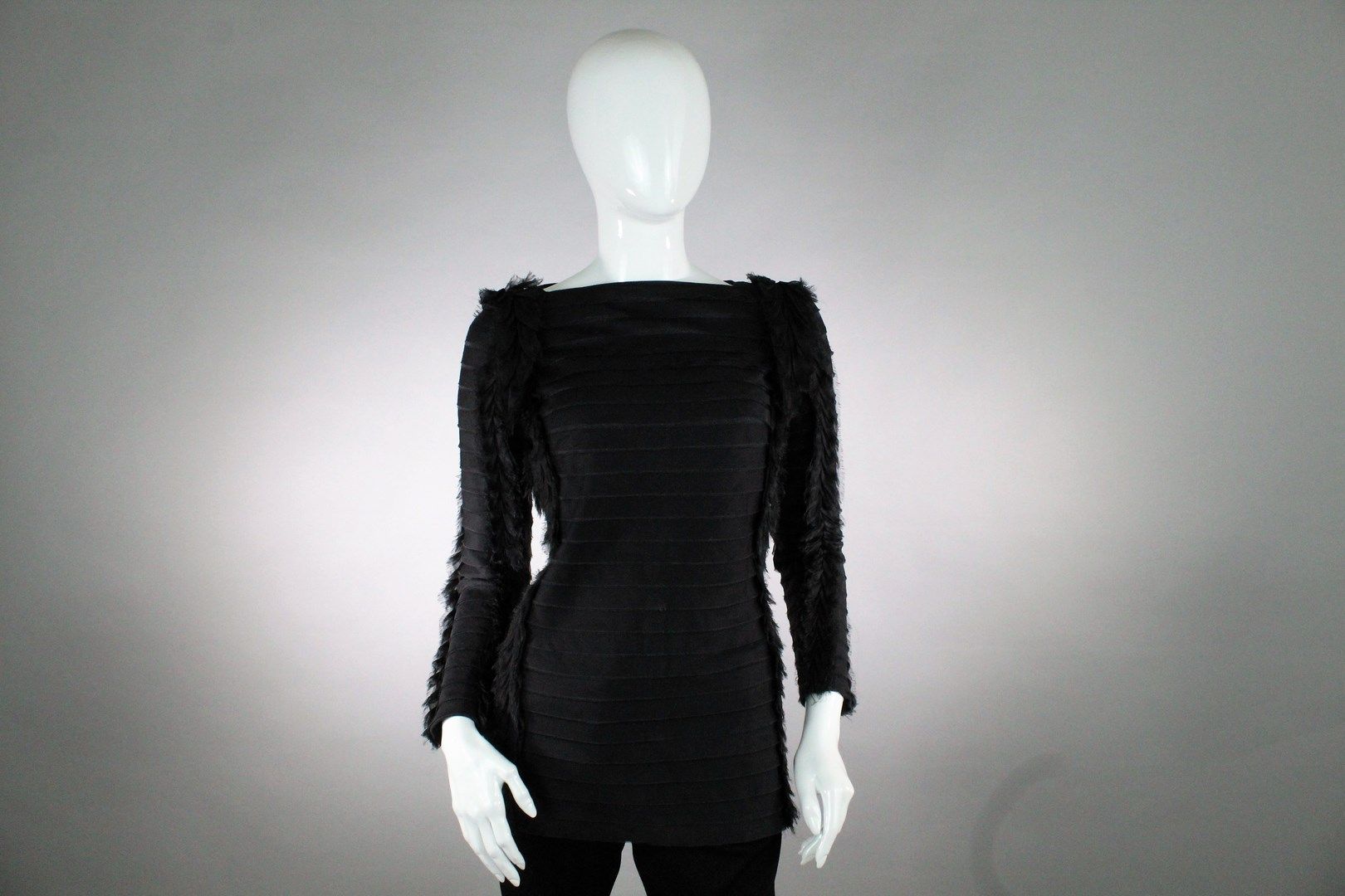 Null 香奈儿



2012年秋季系列，通道n°49（伊莎贝拉-梅洛模特）。



长袖上衣，沿手臂和身体的丝质雪纺条和羽毛效果的丝质雪纺褶的组合，都建立在&hellip;