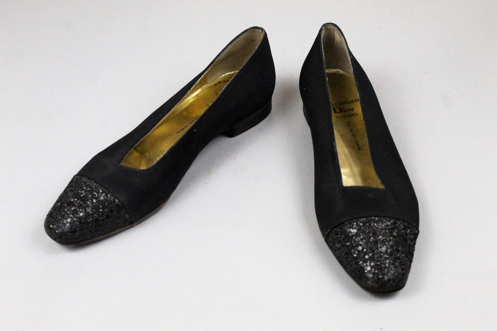 Null CHRISTIAN DIOR SOULIERS (约1970年底)



一对黑色织物和皮革覆盖黑色水钻的双料芭蕾舞鞋。方形鞋头，内侧为金色小牛皮。
&hellip;