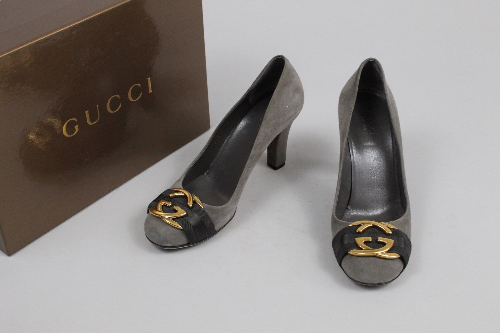 Null GUCCI



一双炭灰色绒面革鞋，装饰有黑色缎面上的金色金属交错的品牌首字母的扣子。



尺寸：36



鞋跟高度：8厘米



状况良好，有&hellip;