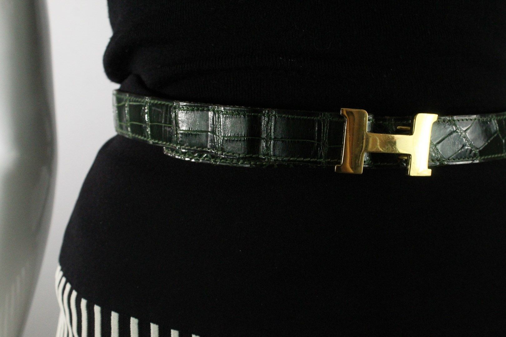 Null 赫米斯



腰带由品牌标志性的镀金迷你Constance扣和绿色河口鳄鱼（crocodilus porosus）皮带组成。



腰围尺寸：83厘米&hellip;