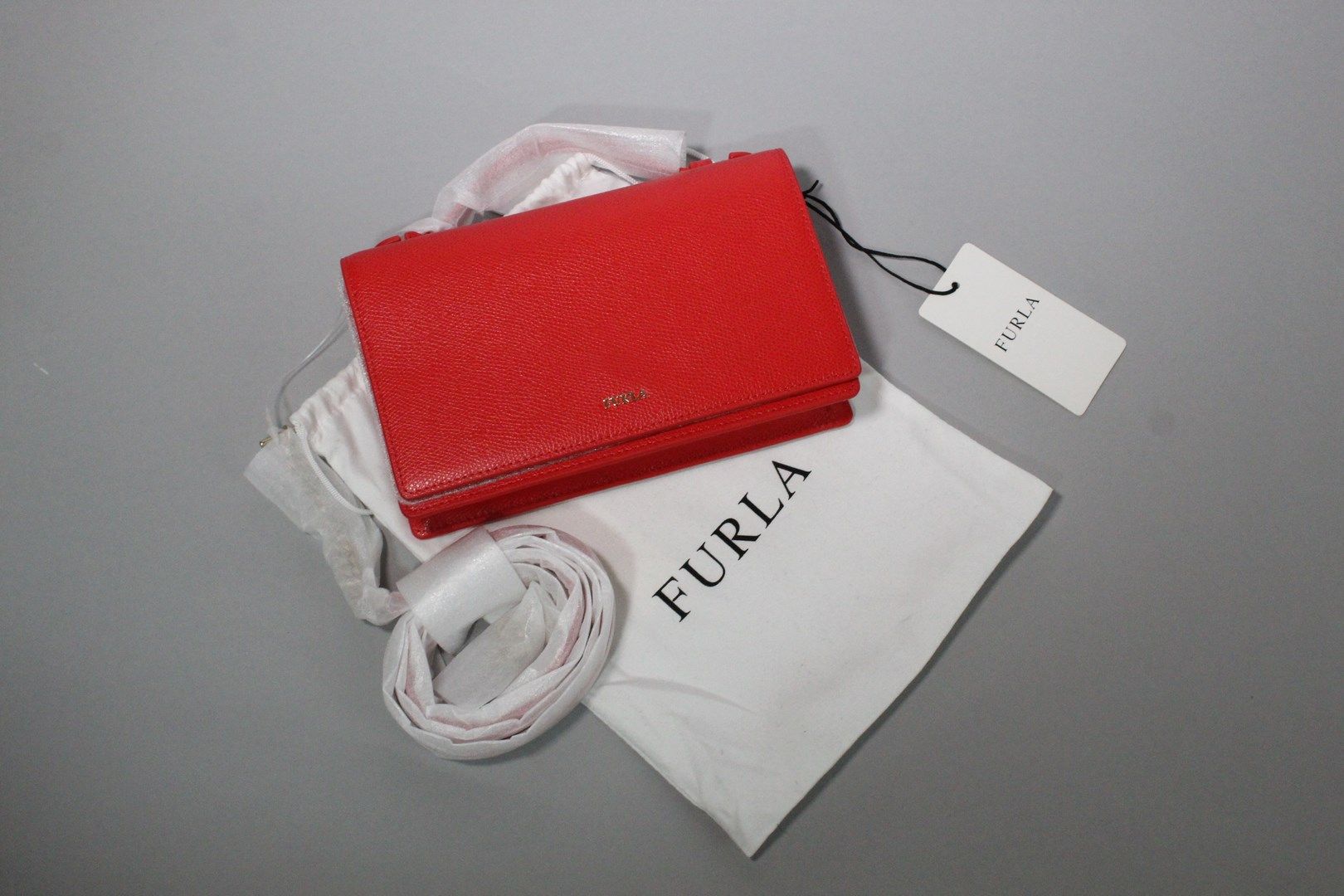 Null FURLA 



Small bag carried by hand, shoulder or sling in grained coral lea&hellip;