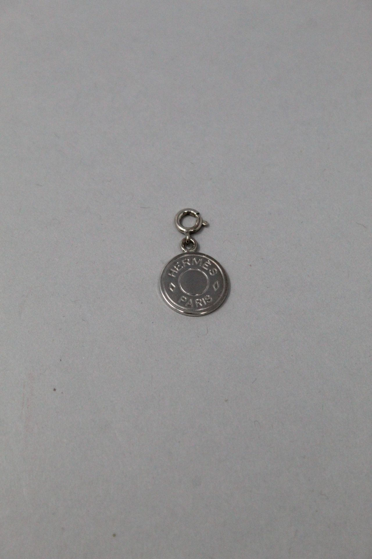 Null HERMES Paris

Circular silver-plated metal pendant bearing the inscription &hellip;