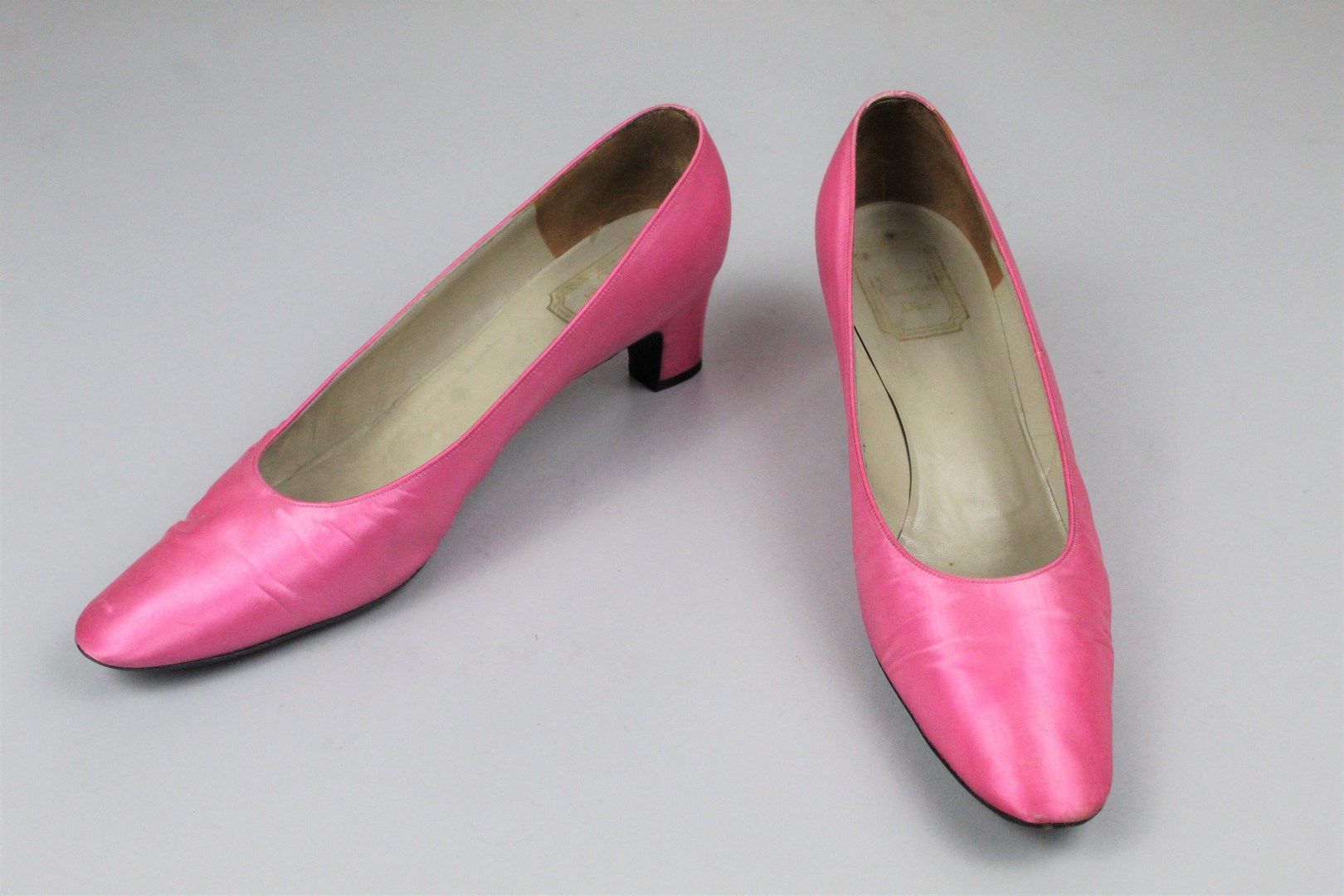 Null 克里斯蒂安-迪奥（CHRISTIAN DIOR）鞋（约1960年）。



一双粉红色丝缎小高跟鞋。



尺寸：7.5

鞋跟高度：5厘米



磨&hellip;